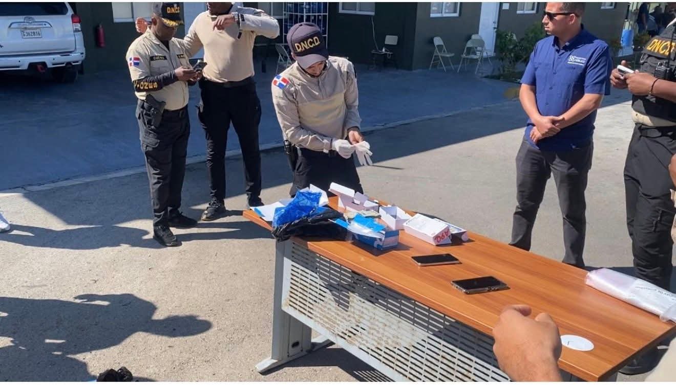 Detienen dos hombres y ocupan 11 paquetes de presunta marihuana en minibús de ruta Enriquillo–SD (2)