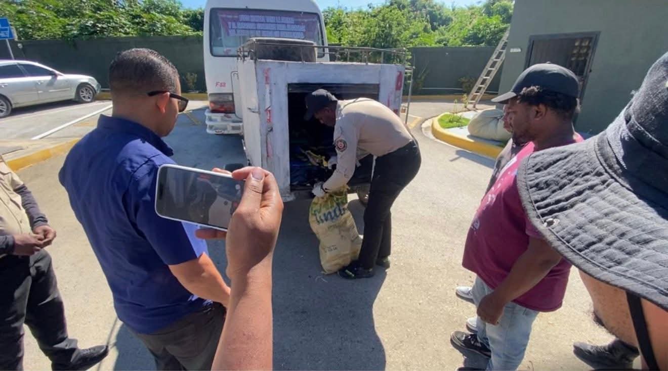 Detienen dos hombres y ocupan 11 paquetes de presunta marihuana en minibús de ruta Enriquillo–SD (3)