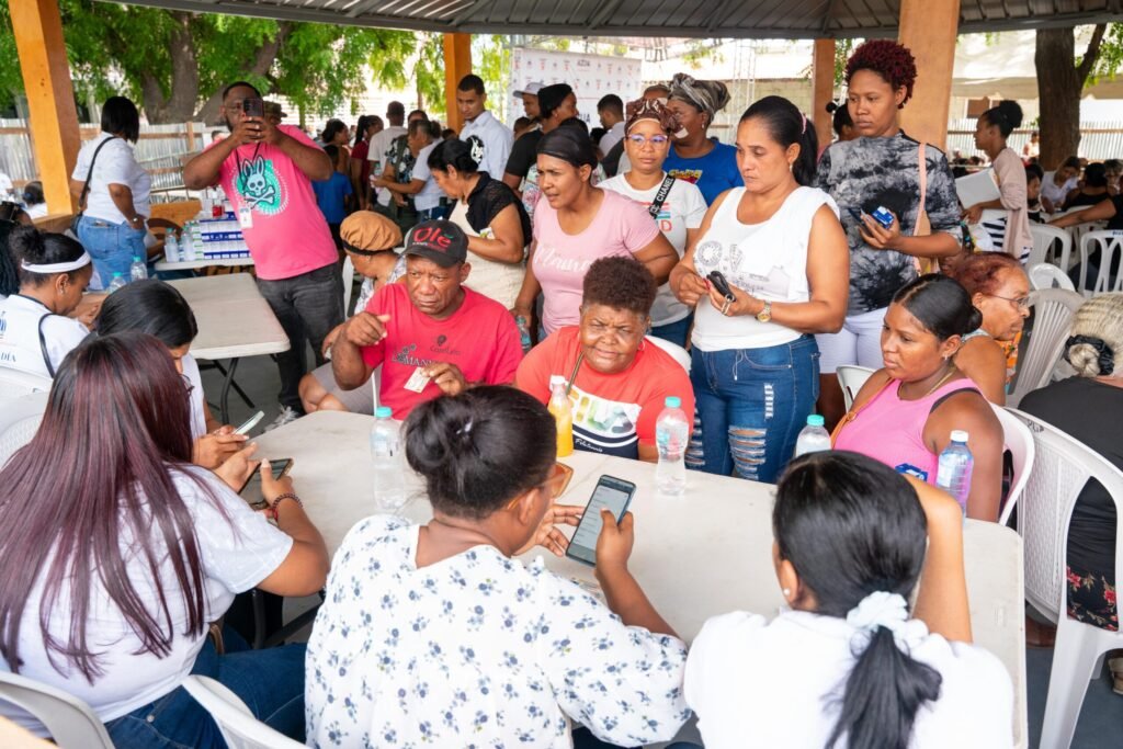 Miles de personas reciben asistencia social en jornadas de Propeep en Azua y San Juan | 2 | Miles de personas reciben asistencia social en jornadas de Propeep en Azua y San Juan - Noticias de hoy en República Dominicana | De Último Minuto