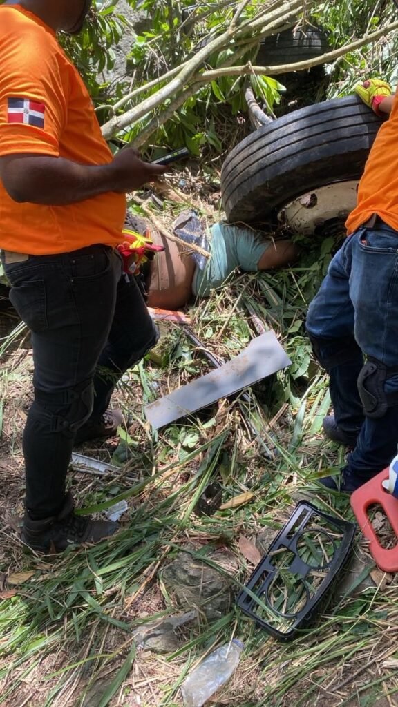 Dos fallecidos y dos heridos tras grúa caer en precipicio en el puerto Jarabacoa - La Vega - Noticias de hoy en República Dominicana | De Último Minuto