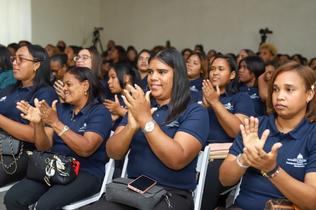 Supérate y Conape habilitan 71 personas cuidadoras de adultos mayores en Azua - Noticias de hoy en República Dominicana | De Último Minuto