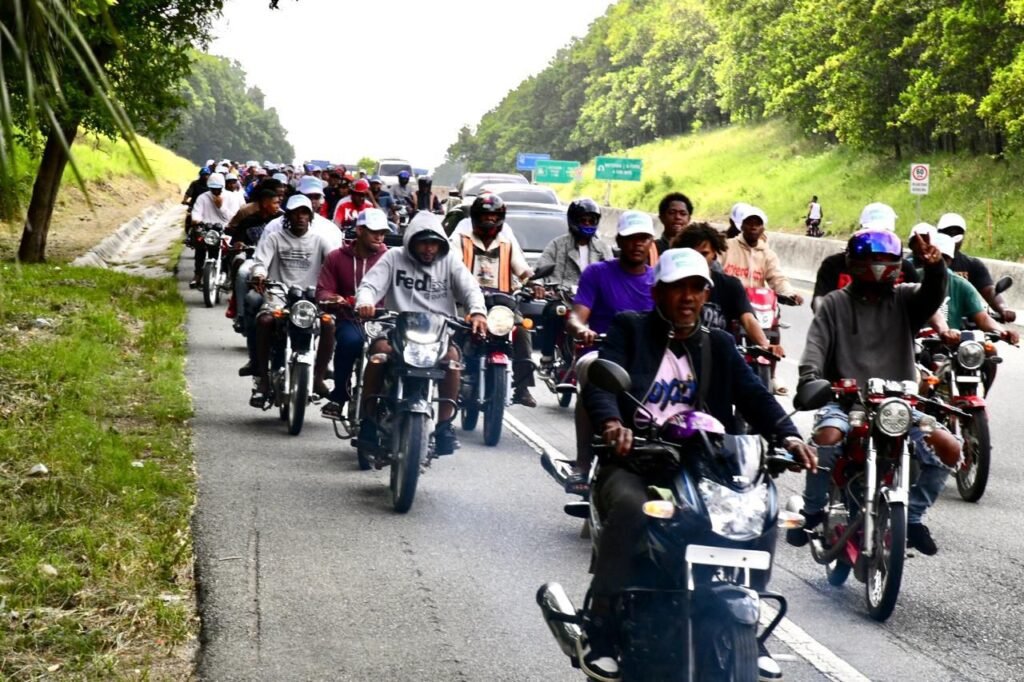 Comunitarios de Pedro Brand afectados por bombas lacrimógenas durante manifestación - Noticias de hoy en República Dominicana | De Último Minuto