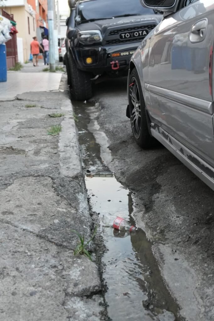 Vecinos del Ensanche Quisqueya denuncian aguas negras y hedor por alcantarillado colapsado | 2 | Vecinos del Ensanche Quisqueya denuncian aguas negras y hedor por alcantarillado colapsado - Noticias de hoy en República Dominicana | De Último Minuto
