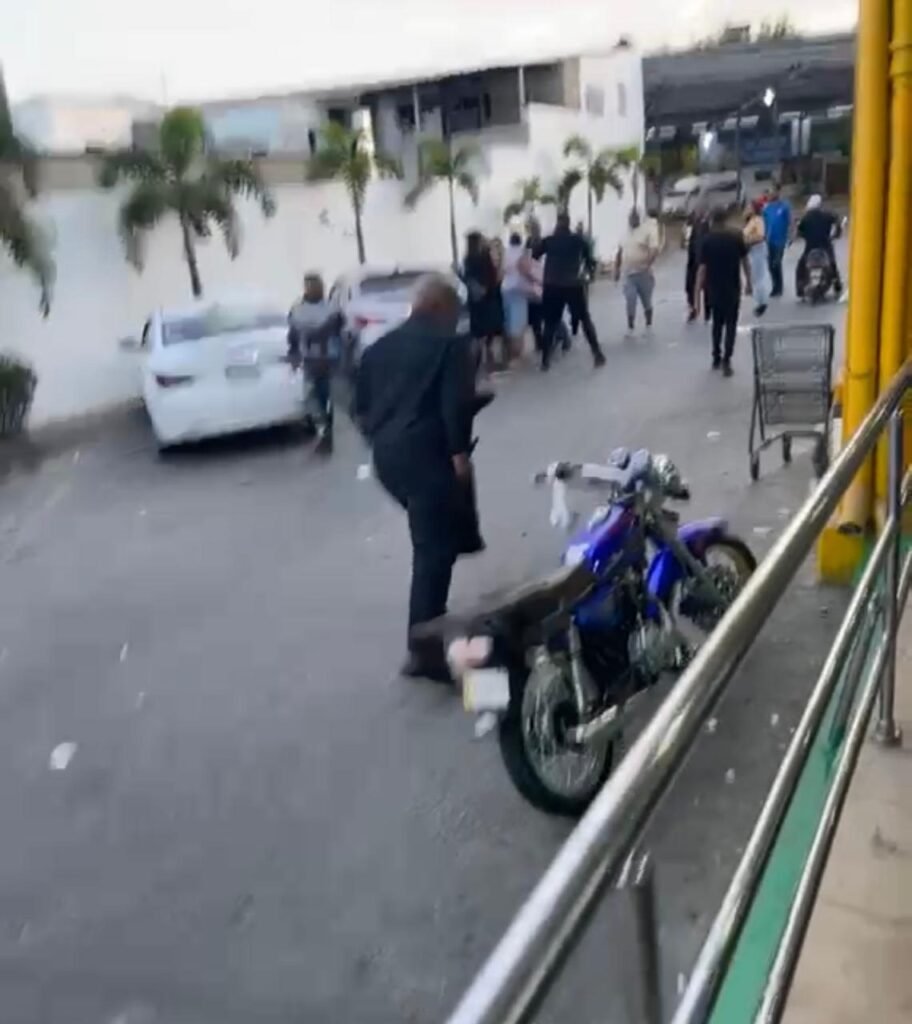 Pleito violento entre varias personas registrado en parqueo de supermercado provoca tensión en Santiago | 3 | Pleito violento entre varias personas registrado en parqueo de supermercado provoca tensión en Santiago - Noticias de hoy en República Dominicana | De Último Minuto