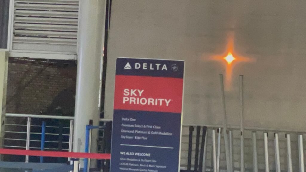 Investigan extraño hedor en vuelo de Delta que provocó vómitos y obligó aterrizaje de emergencia en Santiago - Noticias de hoy en República Dominicana | De Último Minuto