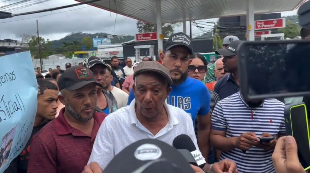 Familiares de Miguel Ángel Marinero “La Boa” protestan frente al destacamento de Jarabacoa exigiendo justicia | 3 | Familiares de Miguel Ángel Marinero “La Boa” protestan frente al destacamento de Jarabacoa exigiendo justicia - Noticias de hoy en República Dominicana | De Último Minuto