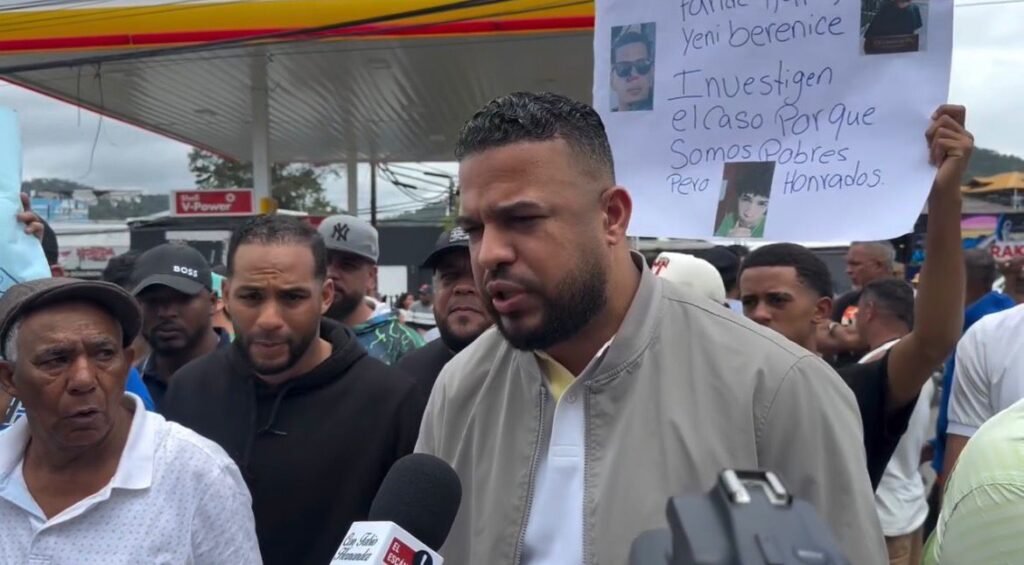 Familiares de Miguel Ángel Marinero “La Boa” protestan frente al destacamento de Jarabacoa exigiendo justicia | 2 | Familiares de Miguel Ángel Marinero “La Boa” protestan frente al destacamento de Jarabacoa exigiendo justicia - Noticias de hoy en República Dominicana | De Último Minuto