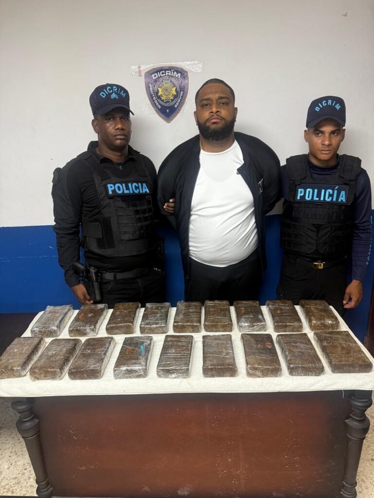 Apresan hombre con 18 paquetes de presunta cocaína durante operativo en Bávaro-Friusa | 3 | Apresan hombre con 18 paquetes de presunta cocaína durante operativo en Bávaro-Friusa - Noticias de hoy en República Dominicana | De Último Minuto