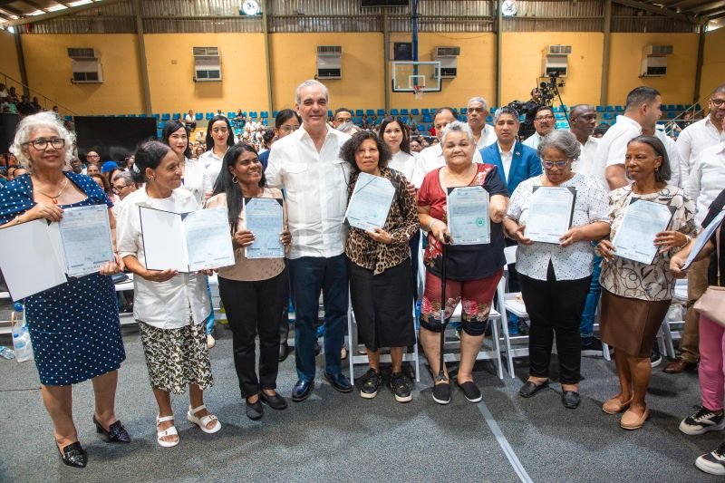 Abinader entrega en Haina 1,279 títulos de propiedad en vísperas del Día de las Madres | 2 | Abinader entrega en Haina 1,279 títulos de propiedad en vísperas del Día de las Madres - Noticias de hoy en República Dominicana | De Último Minuto
