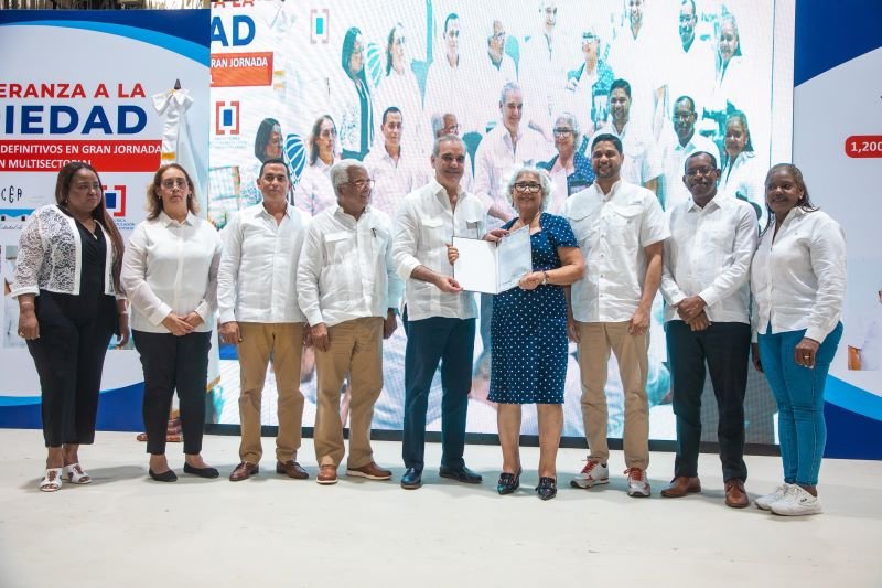 Abinader entrega en Haina 1,279 títulos de propiedad en vísperas del Día de las Madres | 4 | Abinader entrega en Haina 1,279 títulos de propiedad en vísperas del Día de las Madres - Noticias de hoy en República Dominicana | De Último Minuto
