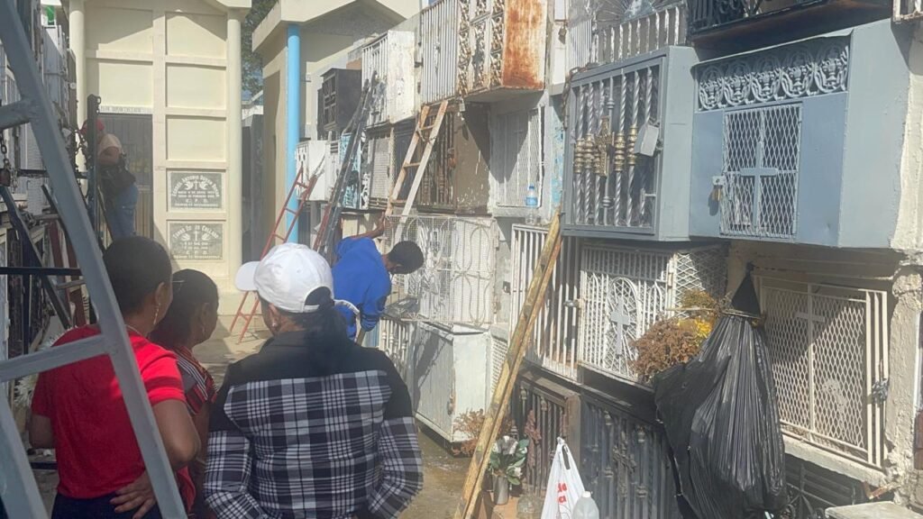 Entre flores y lágrimas, santiagueros visitan cementerios para honrar a sus madres fallecidas - Noticias de hoy en República Dominicana | De Último Minuto
