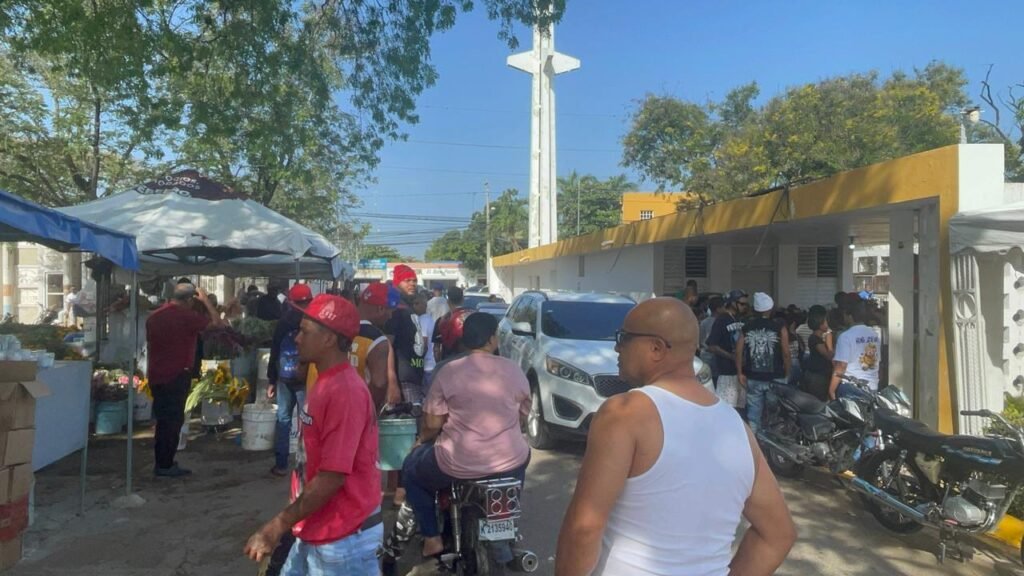 Entre flores y lágrimas, santiagueros visitan cementerios para honrar a sus madres fallecidas - Noticias de hoy en República Dominicana | De Último Minuto
