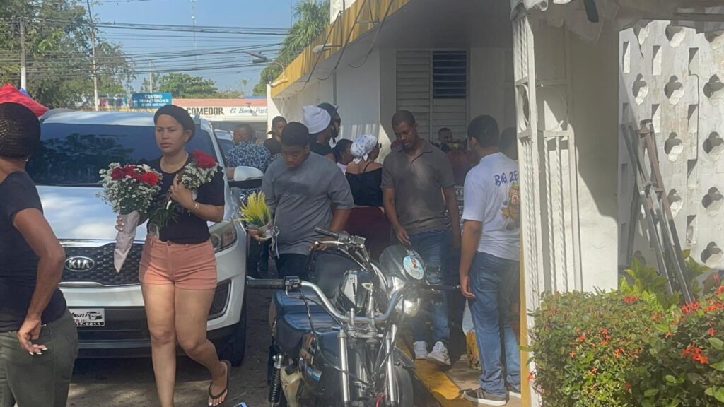 Entre flores y lágrimas, santiagueros visitan cementerios para honrar a sus madres fallecidas - Noticias de hoy en República Dominicana | De Último Minuto