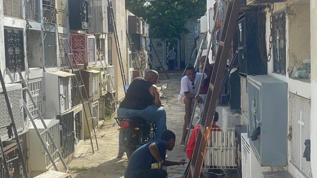 “Desde que murió mi madre no tengo paz”: hermanas honran entre lágrimas en el cementerio de Santiago - Noticias de hoy en República Dominicana | De Último Minuto