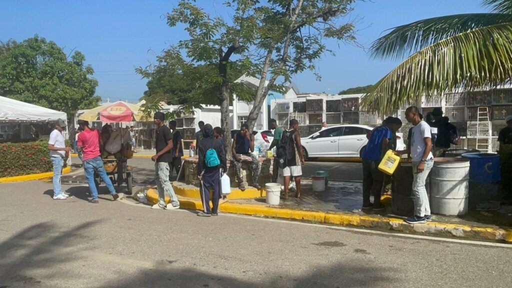 Alta afluencia de visitantes dinamiza ventas en el cementerio Ingenio Arriba durante el Día de las Madres - Noticias de hoy en República Dominicana | De Último Minuto