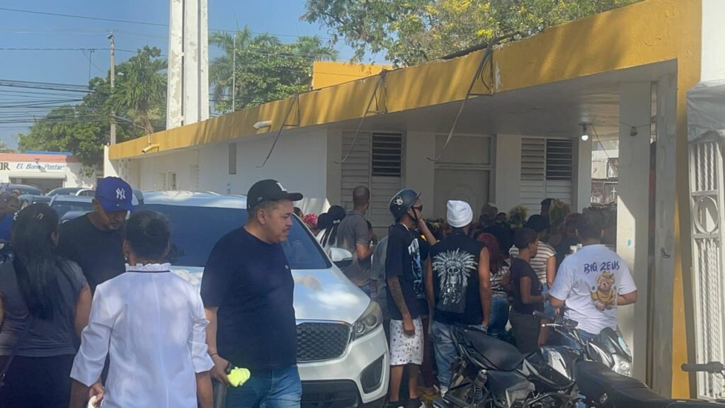 Alta afluencia de visitantes dinamiza ventas en el cementerio Ingenio Arriba durante el Día de las Madres - Noticias de hoy en República Dominicana | De Último Minuto