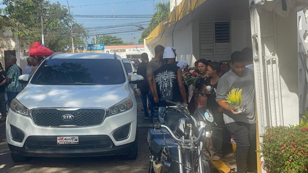 Alta afluencia de visitantes dinamiza ventas en el cementerio Ingenio Arriba durante el Día de las Madres - Noticias de hoy en República Dominicana | De Último Minuto