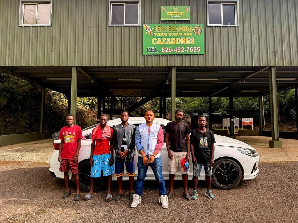 Ejército intercepta dos vehículos con haitianos indocumentados en operativos en Constanza - Noticias de hoy en República Dominicana | De Último Minuto
