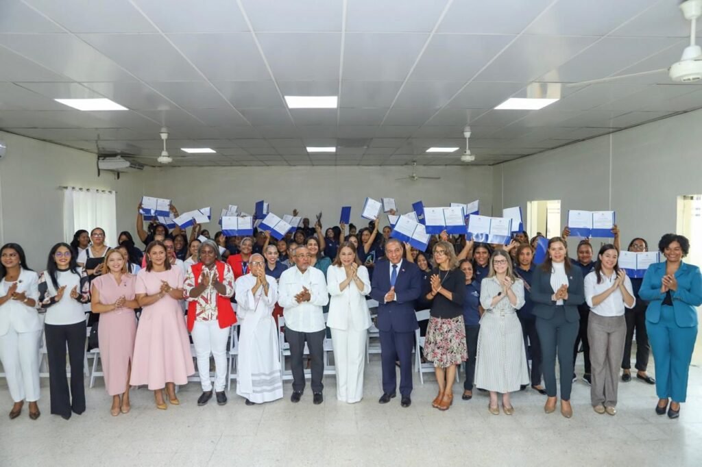 Supérate y Conape habilitan 71 personas cuidadoras de adultos mayores en Azua - Noticias de hoy en República Dominicana | De Último Minuto