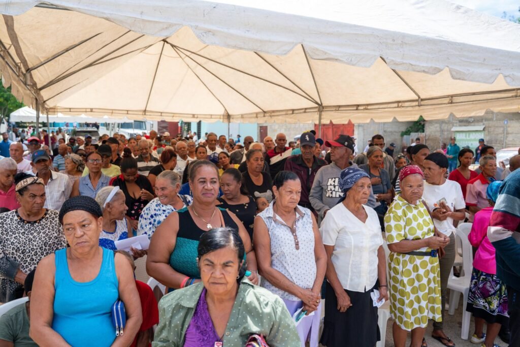 Miles de personas reciben asistencia social en jornadas de Propeep en Azua y San Juan | 4 | Miles de personas reciben asistencia social en jornadas de Propeep en Azua y San Juan - Noticias de hoy en República Dominicana | De Último Minuto