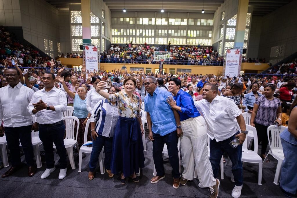 Raquel Peña comparte con más de 5,000 madres en Barahona durante jornada “Madres que Sostienen” - Noticias de hoy en República Dominicana | De Último Minuto