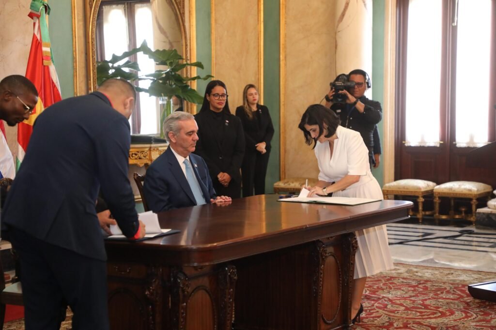 RD y Surinam firman acuerdos estratégicos; dominicanos podrán viajar sin visa a Surinam en ciertos casos - Noticias de hoy en República Dominicana | De Último Minuto