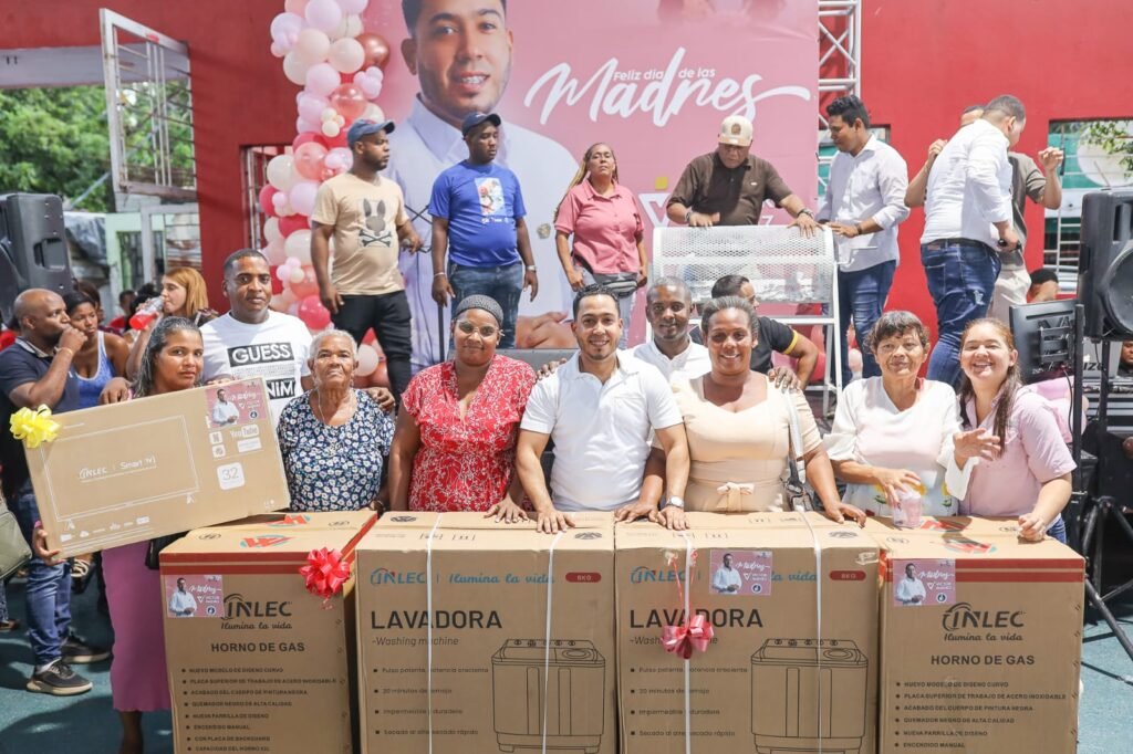 Entre mariachis y regalos, regidor Víctor Jiménez homenaje a las madres de Los Alcarrizos - Noticias de hoy en República Dominicana | De Último Minuto
