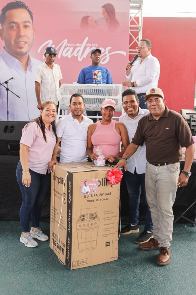 Entre mariachis y regalos, regidor Víctor Jiménez homenaje a las madres de Los Alcarrizos - Noticias de hoy en República Dominicana | De Último Minuto