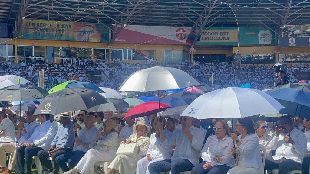 Miles de católicos claman por paz, unidad y esperanza durante multitudinaria celebración de Corpus Christi en Santiago - Noticias de hoy en República Dominicana | De Último Minuto