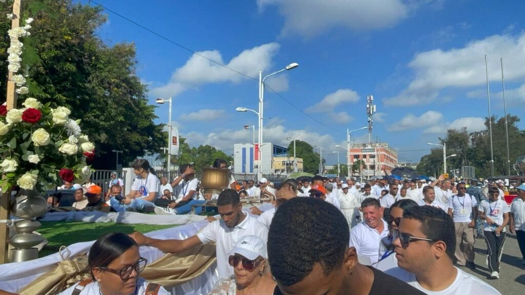 Miles de católicos claman por paz, unidad y esperanza durante multitudinaria celebración de Corpus Christi en Santiago - Noticias de hoy en República Dominicana | De Último Minuto