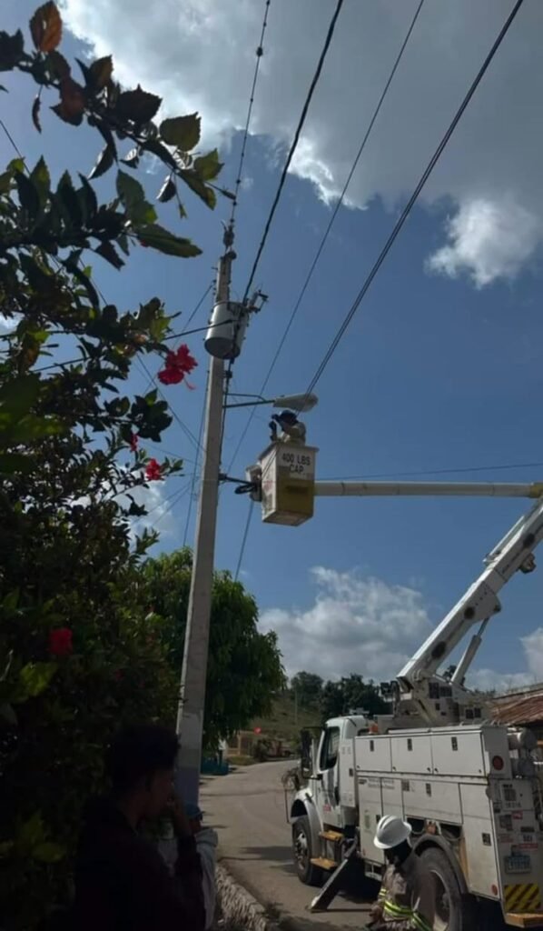 Inician instalación de nuevas luminarias en comunidades de Las Lagunas, Azua - Noticias de hoy en República Dominicana | De Último Minuto