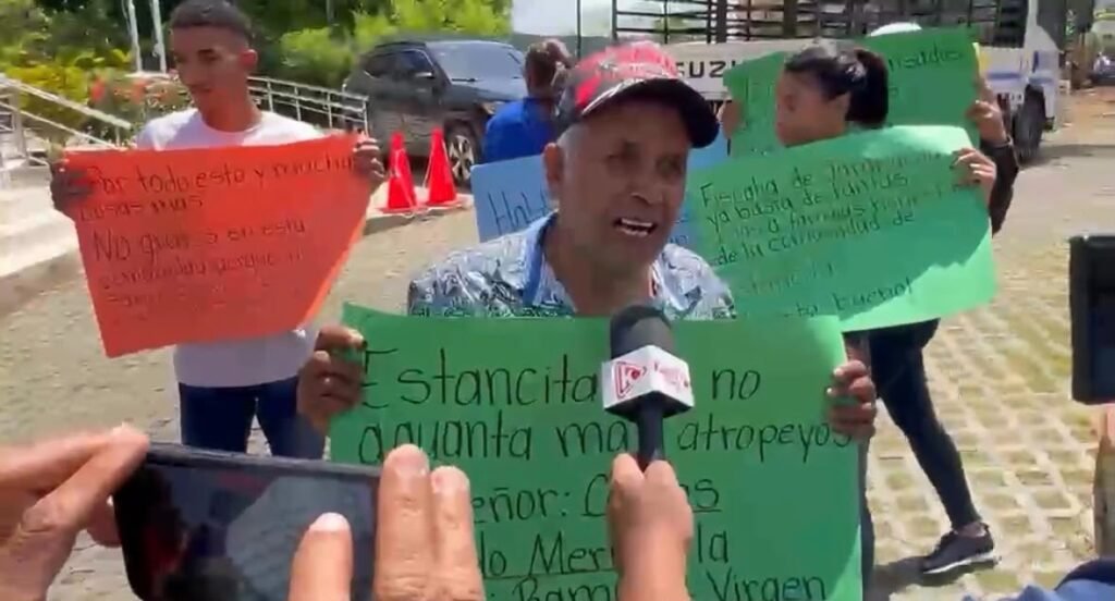 Comunitarios de Estancita acuden al Palacio de Justicia de Jarabacoa por conflicto con construcción de pared | 2 | Comunitarios de Estancita acuden al Palacio de Justicia de Jarabacoa por conflicto con construcción de pared - Noticias de hoy en República Dominicana | De Último Minuto