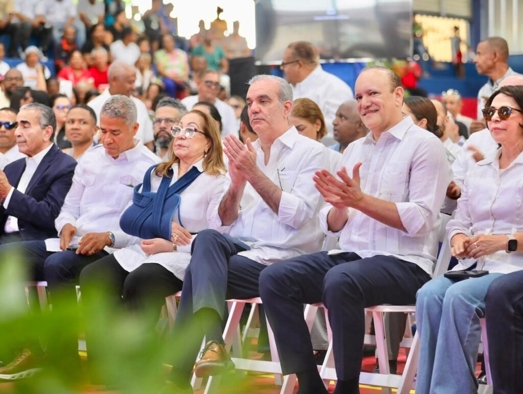 Presidente Abinader y Ulises Rodríguez entregan remozado techado de Los Ciruelitos | 2 | Presidente Abinader y Ulises Rodríguez entregan remozado techado de Los Ciruelitos - Noticias de hoy en República Dominicana | De Último Minuto