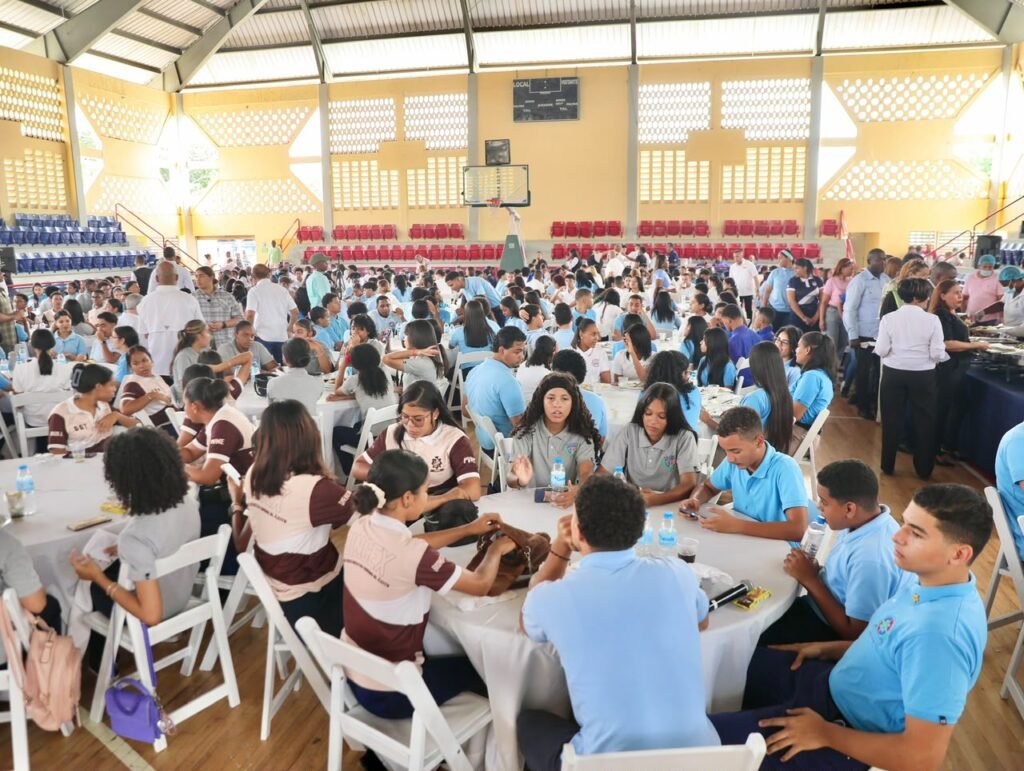 Presidente Abinader dispone que el Mescyt evalúe desde quinto de bachillerato las solicitudes de becas - Noticias de hoy en República Dominicana | De Último Minuto