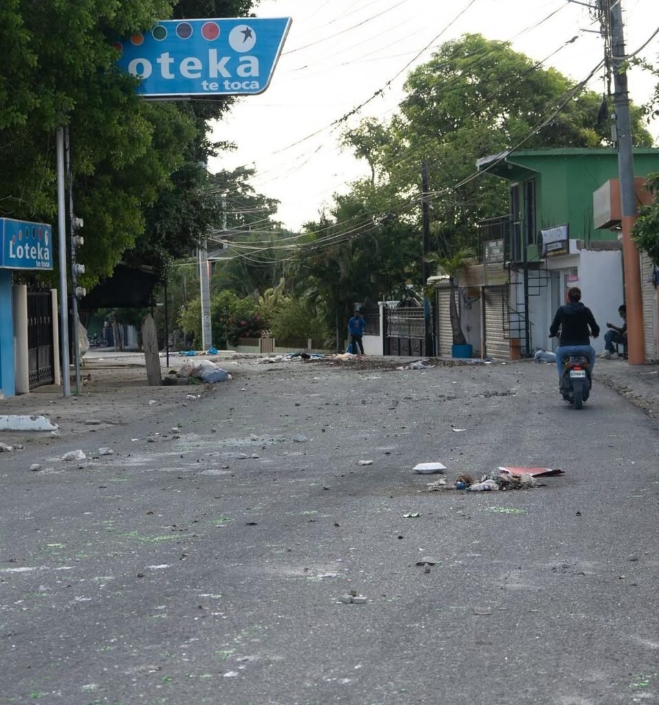 Protesta en Villa González exige traslado de oficial policial | 2 | Protesta en Villa González exige traslado de oficial policial - Noticias de hoy en República Dominicana | De Último Minuto