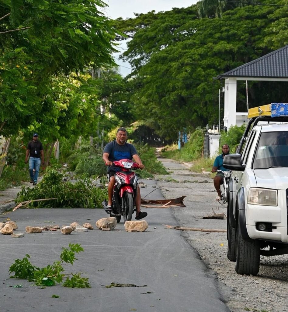 Protesta en Villa González exige traslado de oficial policial | 3 | Protesta en Villa González exige traslado de oficial policial - Noticias de hoy en República Dominicana | De Último Minuto
