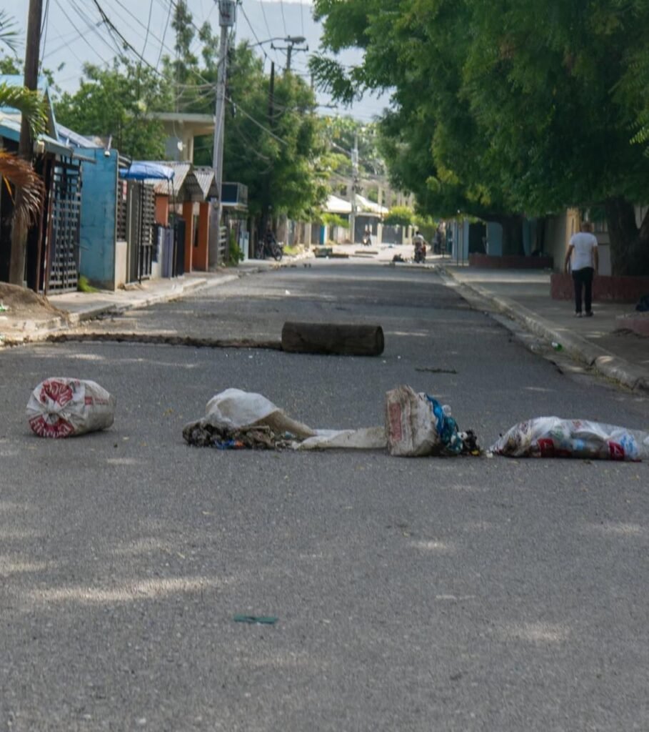 Protesta en Villa González exige traslado de oficial policial | 4 | Protesta en Villa González exige traslado de oficial policial - Noticias de hoy en República Dominicana | De Último Minuto