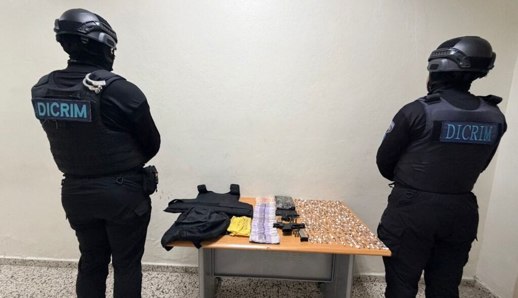 Policía ocupa armas, chaleco y más de 350 porciones de droga en La Vega - Noticias de hoy en República Dominicana | De Último Minuto