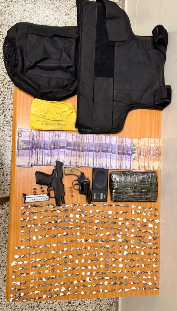 Policía ocupa armas, chaleco y más de 350 porciones de droga en La Vega - Noticias de hoy en República Dominicana | De Último Minuto