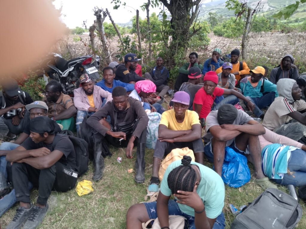 El Ejército detiene a 35 haitianos sin papeles en las montañas de El Cercado | 2 | El Ejército detiene a 35 haitianos sin papeles en las montañas de El Cercado - Noticias de hoy en República Dominicana | De Último Minuto