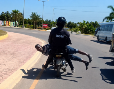 Migración investiga a agentes que trasladaron a un haitiano en una motocicleta en San Juan
