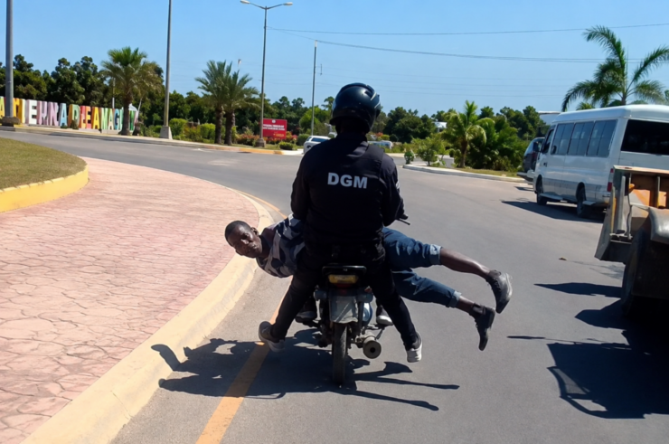Migración investiga a agentes que trasladaron a un haitiano en una motocicleta en San Juan