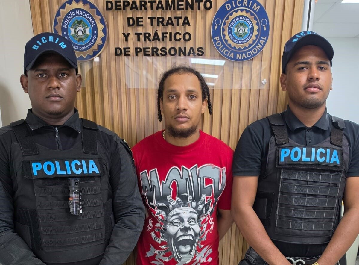 Arrestan hombre por presuntamente manipular menor