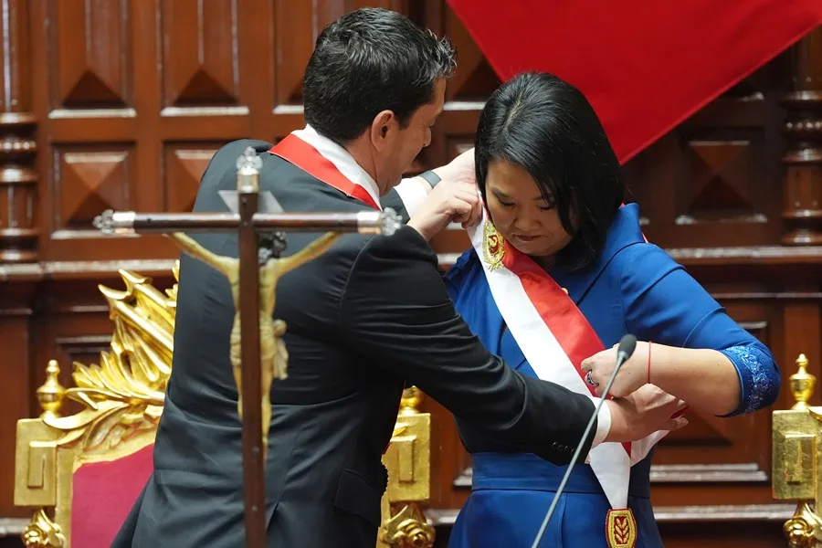 La derechista Keiko Fujimori (d) recibe la banda presidencial como presidenta de Perú para el quinquenio 2026-2031 este martes, en Lima (Perú).