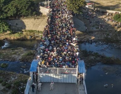 Transportistas haitianos bloquean acceso al puente binacional en rechazo a nuevo cobro municipal Transportistas haitianos bloquean acceso al puente binacional en rechazo a nuevo cobro municipal
