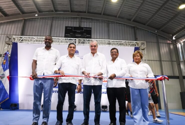 Presidente Abinader y ministro Kelvin Cruz entregan remozado multiuso Dante Lemonier en Los Alcarrizos