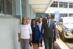 El rector de la UASD, Editrudis Beltrán Crisóstomo, durante un recorrido por el nuevo edificio de postgrado de la UASD en San Cristóbal.