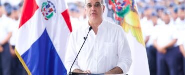 Abinader afirma que RD está lista para enfrentar cualquier amenaza en la frontera; anuncia licitación de vehículos para la PN