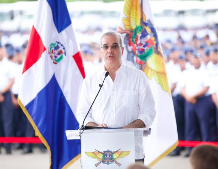 Abinader afirma que RD está lista para enfrentar cualquier amenaza en la frontera; anuncia licitación de vehículos para la PN