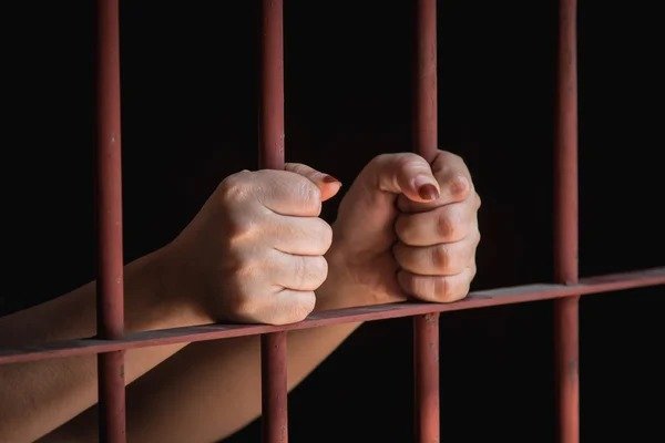 20 años de prisión para mujer que torturó y abusó físicamente de dos hijos menores de edad
